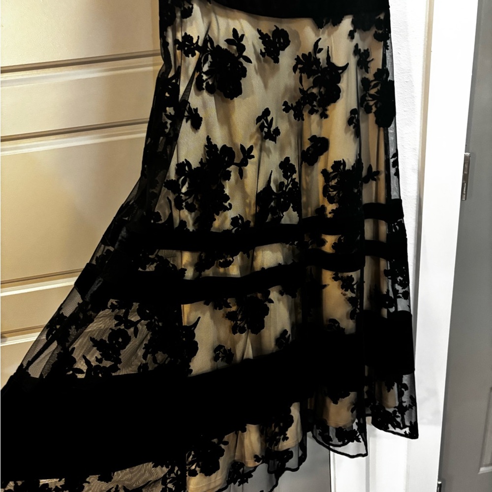 Elegant Black Floral Dress - Picture 5 of 8